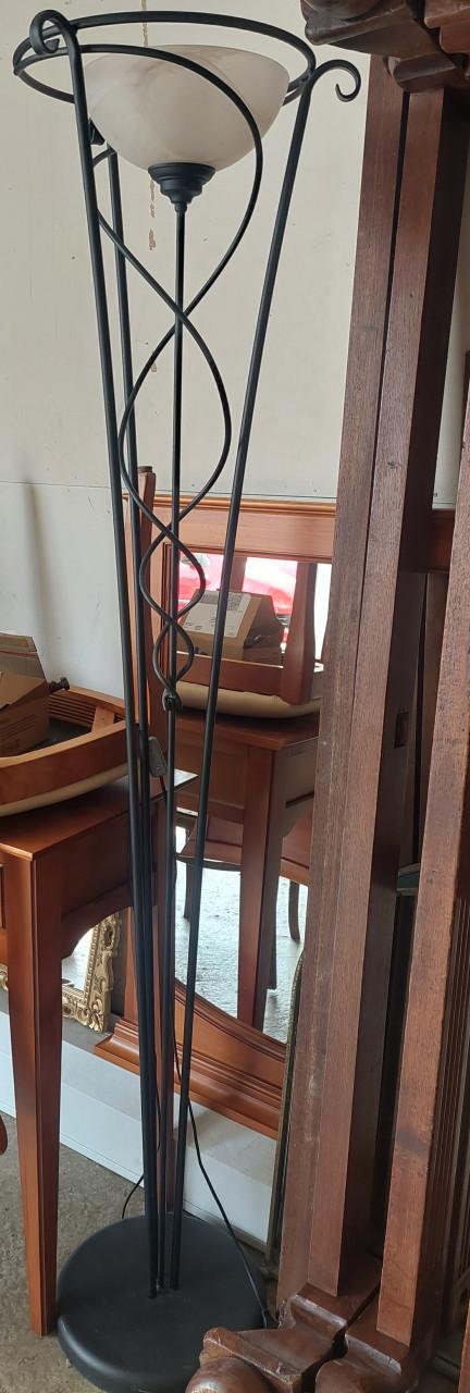 Stijlvolle staande lamp met glazen kap