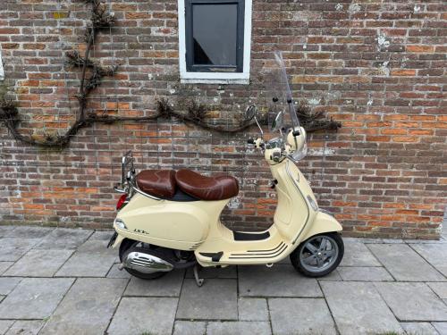 Hele mooie Vespa Piaggio c38, bruin lederen zadel uit 2010