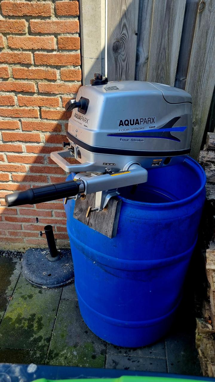 Tekoop opblaasboot met buitenboordmotor