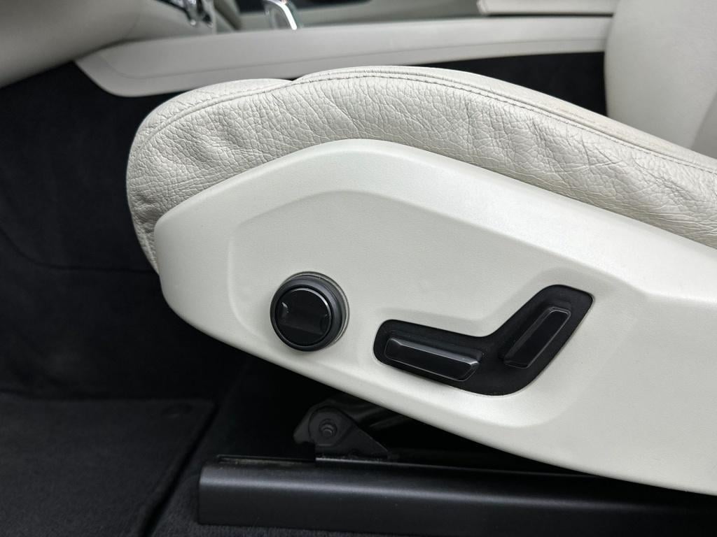 Volvo XC60 t8 390pk recharge momentum|