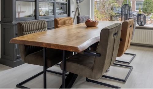 Tafel met stoelen