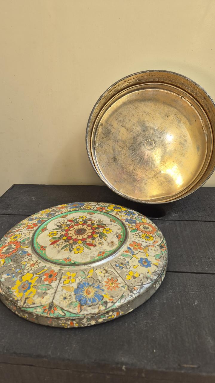 Beschrijving  Vintage koektrommel  Metaal, in goede staat