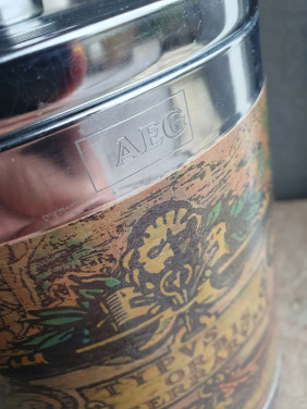 Jaren 70 heel mooie vintage ijsemmer AEG met oude wereldkaart...