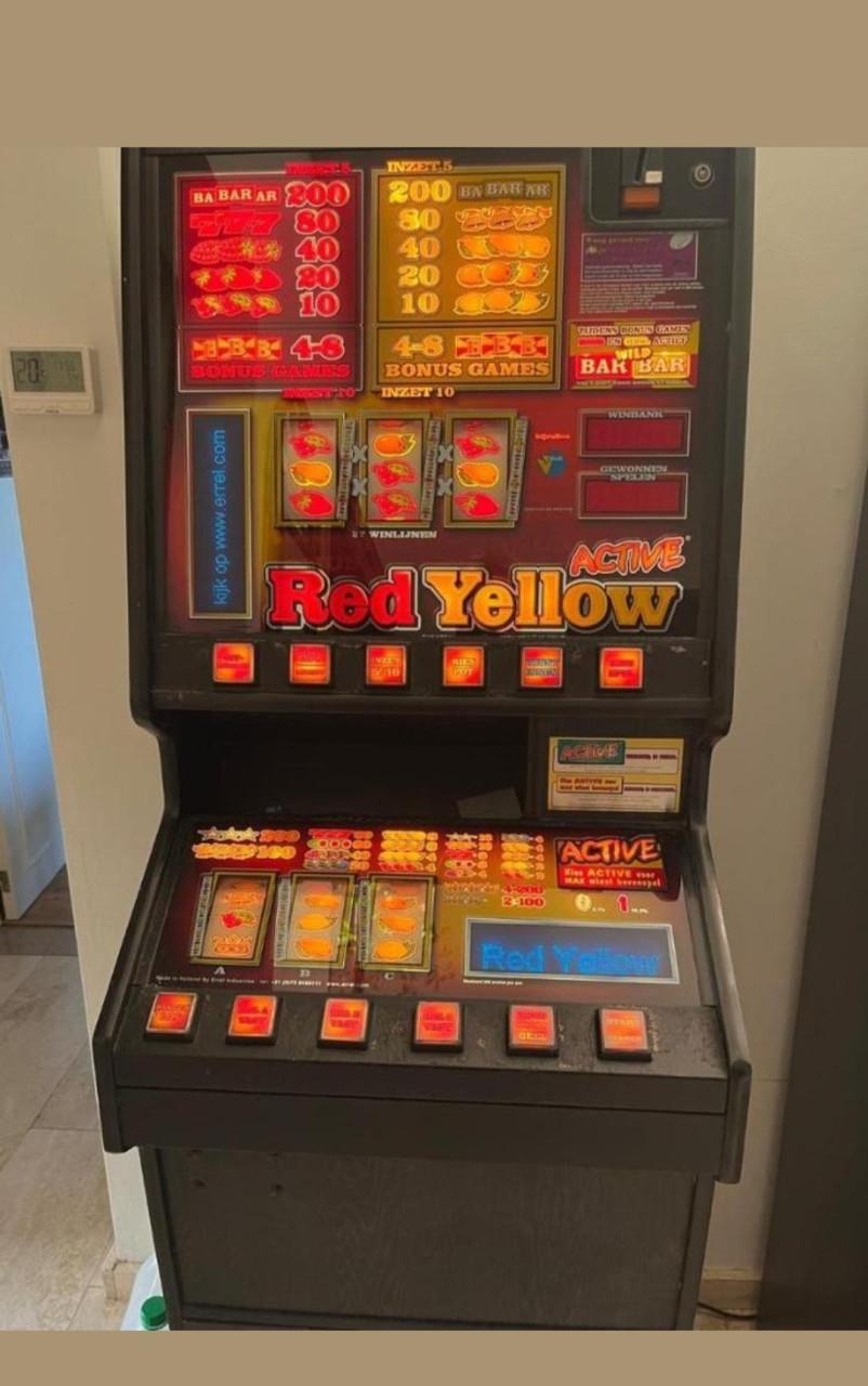 Red yellow fruitautomaat