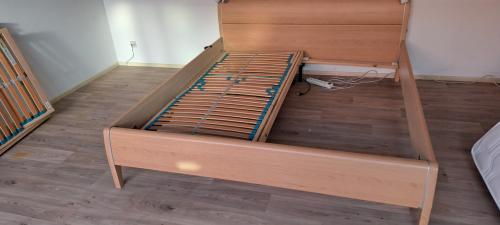 Ledikant. 180x200 met elektriche latten bodems