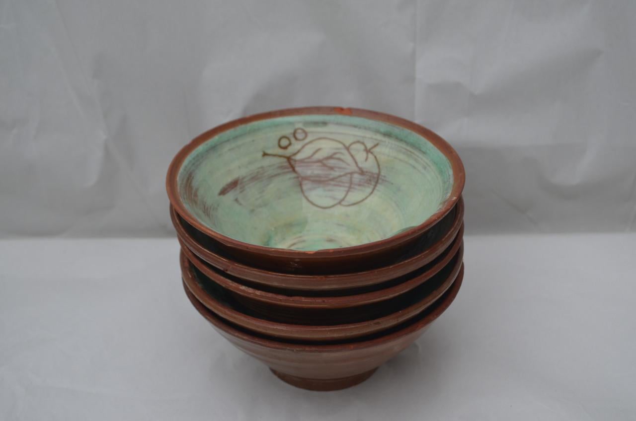 Keramiek 4 schaaltjes gesigneerd 'Haemstede' denk ik.