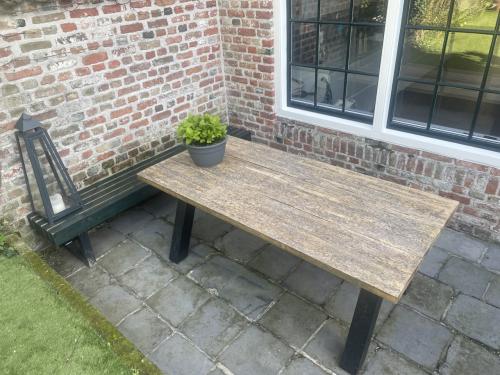 Te koop: tuintafel met bankje