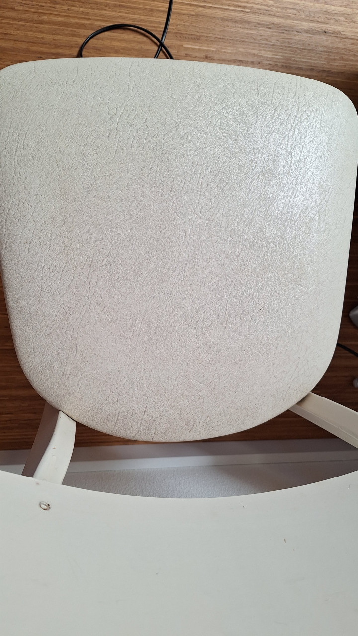 Witte houten eetkamerstoel