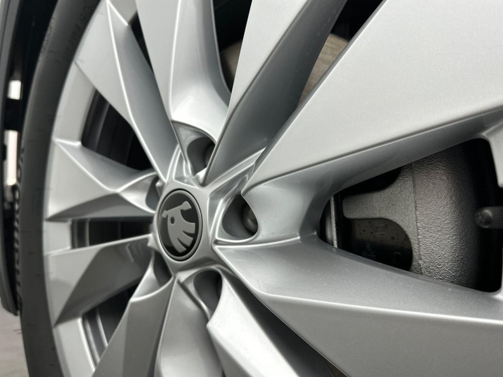 Skoda Elroq business edition tour elektromotor 210 kw / 286 pk