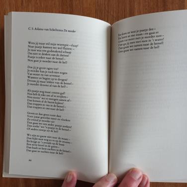 De moeder door Gerrit Komrij poëzie-bloemlezing