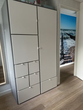 Mooie kledingkast grijs/wit
