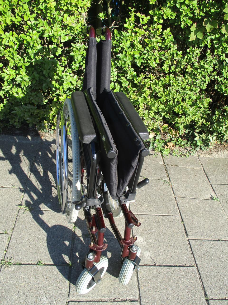 Te koop rolstoel met voet EN beensteunen