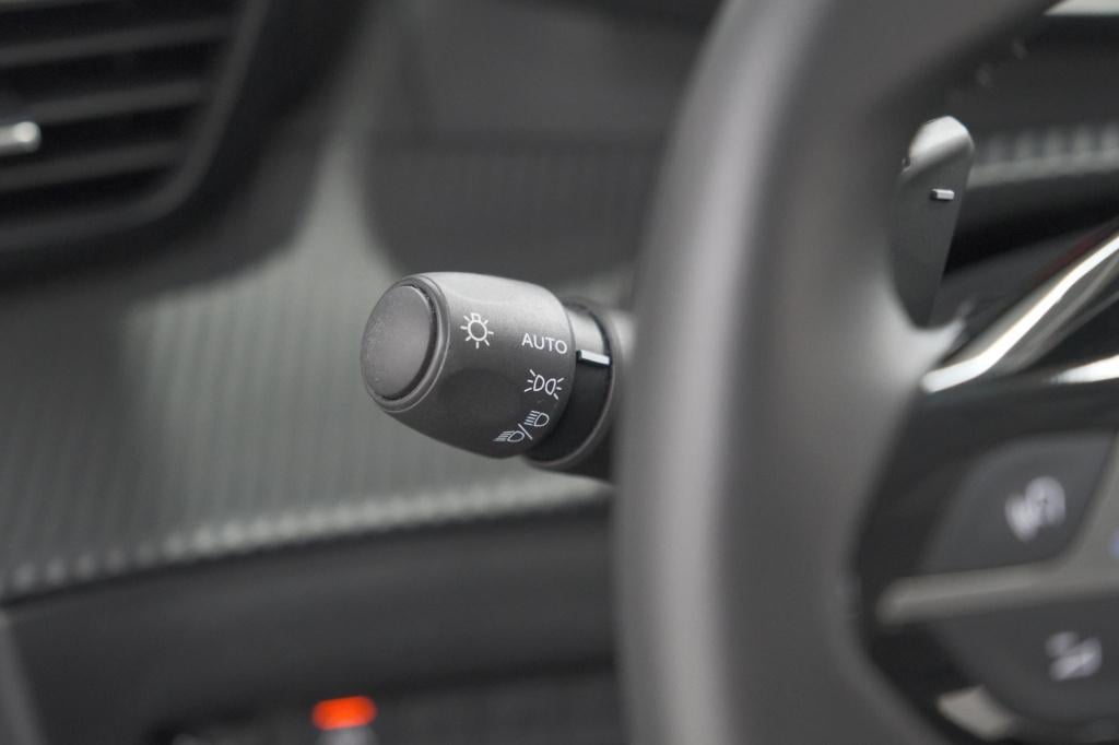 Peugeot 208 puretech 100 eat8 allure pack | camera | navigatie | apple carp