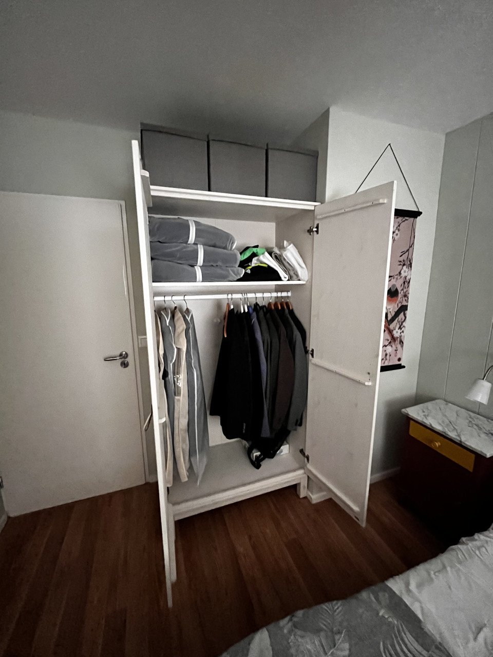 Mooie grote houten kledingkast, wit