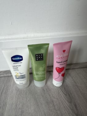 Drie soorten handcrème (Vaseline, Rituals en Care)