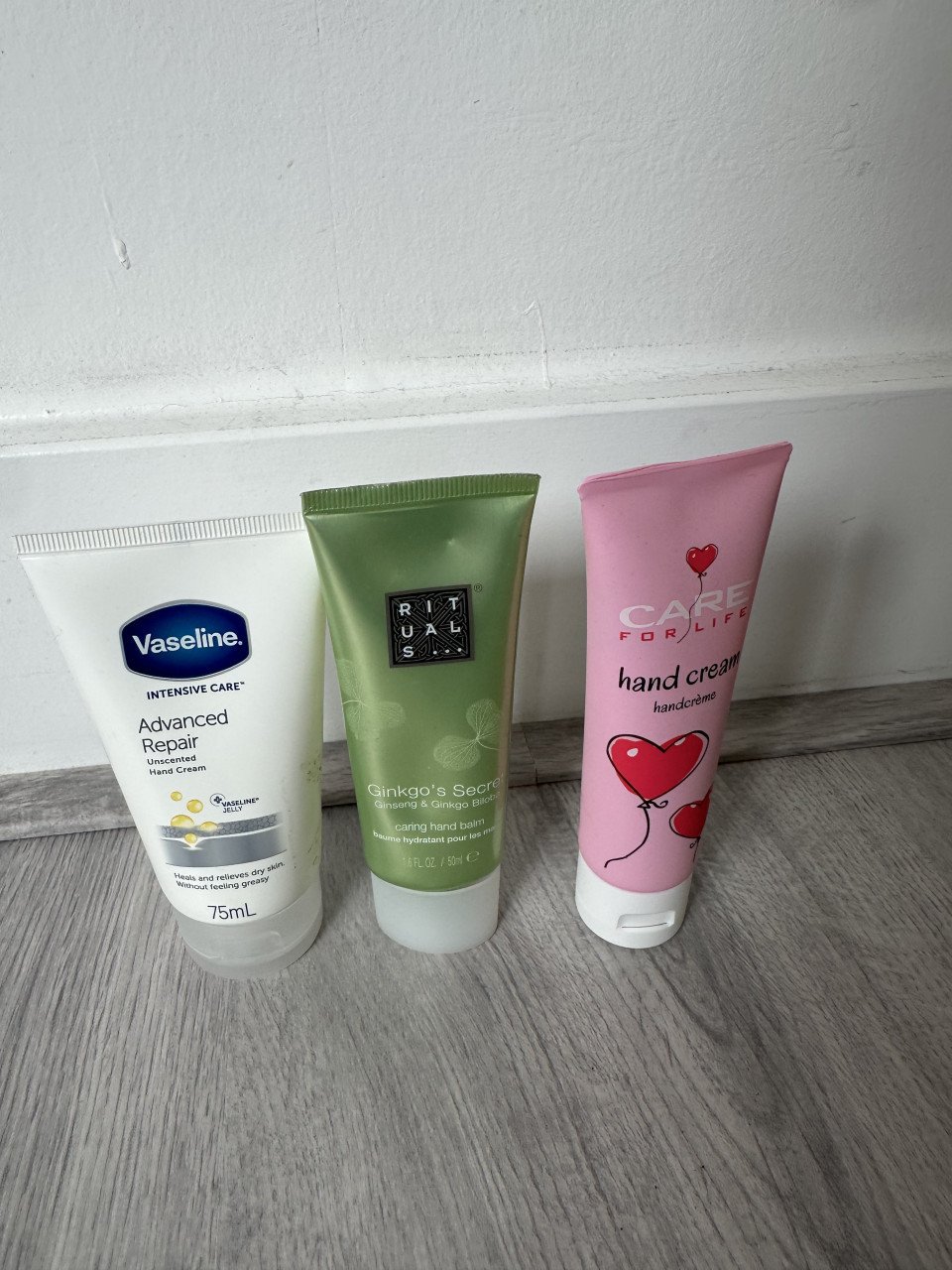 Drie soorten handcrème (Vaseline, Rituals en Care)