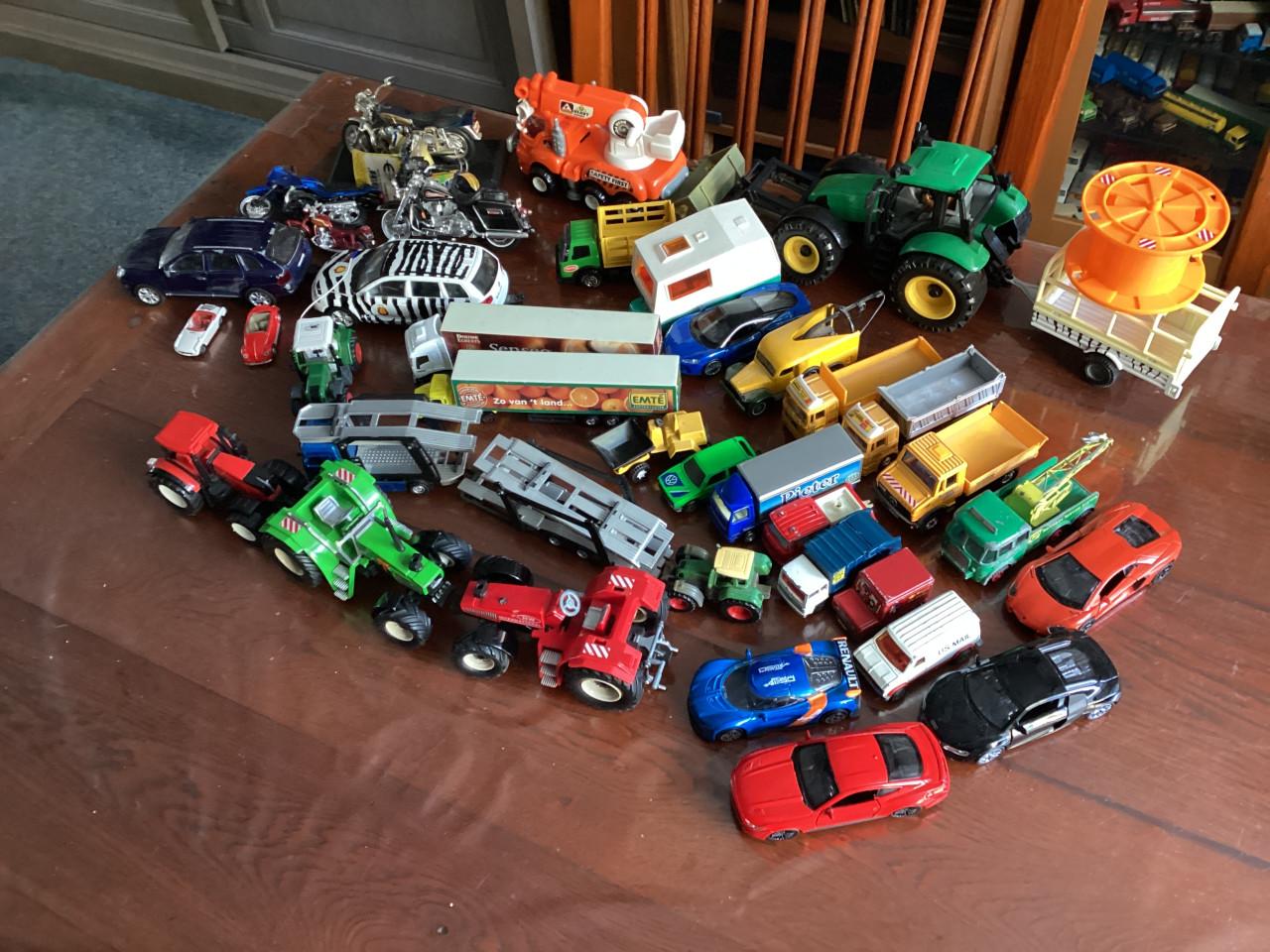 Partij van 40 stuks Speelgoed auto’s en tractors enz