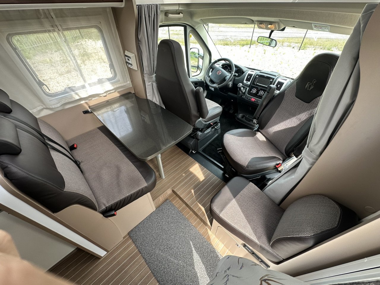 Prachtige Etrusco T6900SB uit 2020, nette camper met lengtebedden, 6.90cm