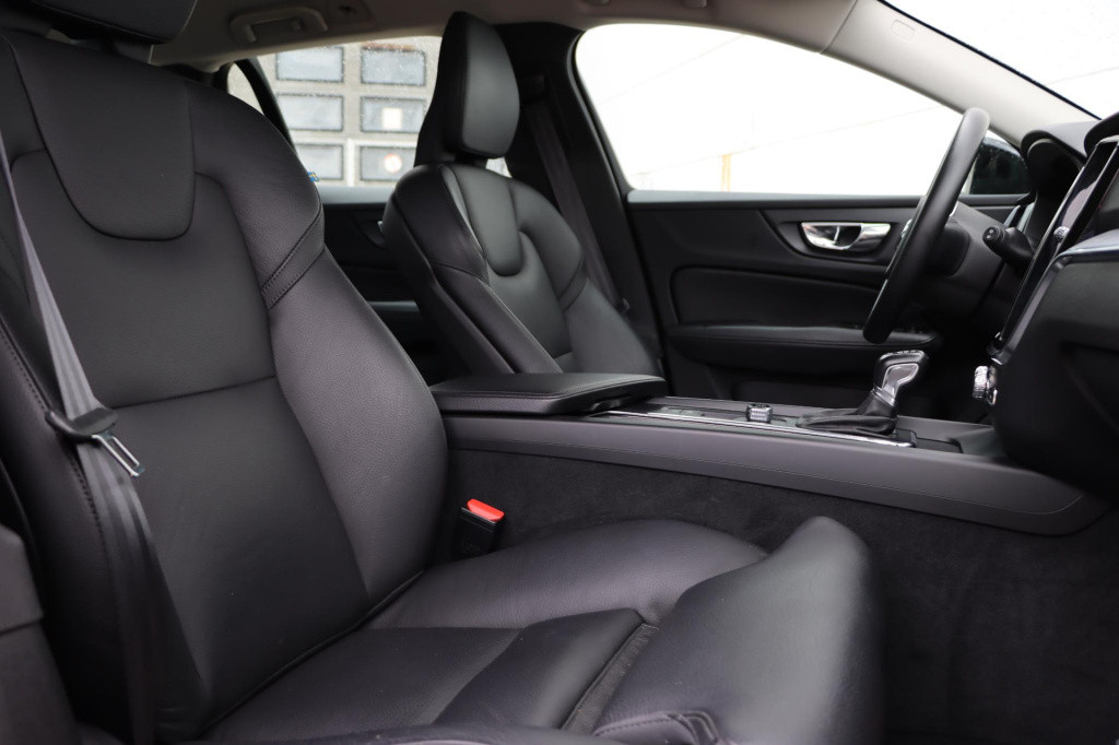 Volvo V60 2.0 t5 momentum 250pk