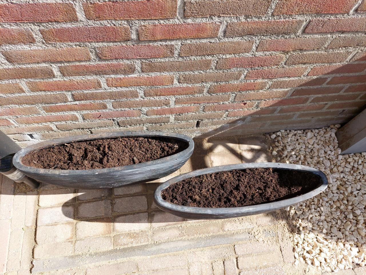 2 zwart/antraciet stenen plantenbakken in goede staat