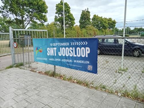 Hardlopen en wandelen.