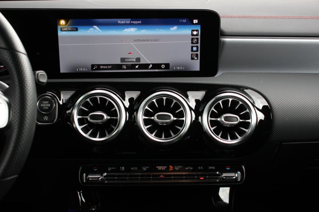 Mercedes-Benz Cla 220 4matic premium plus amg | pano | memory | acc | camer