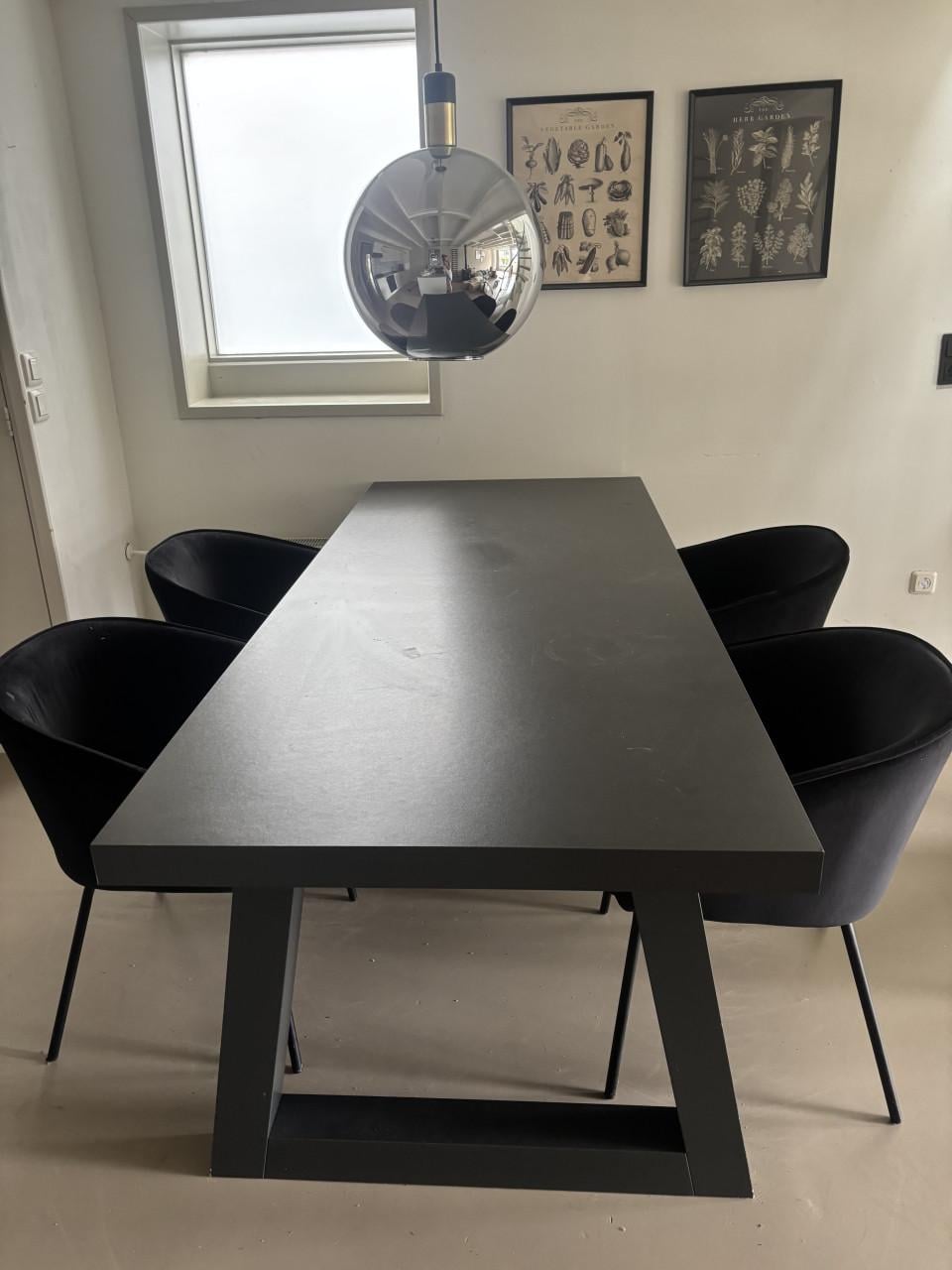 Eetkamertafel met stoelen