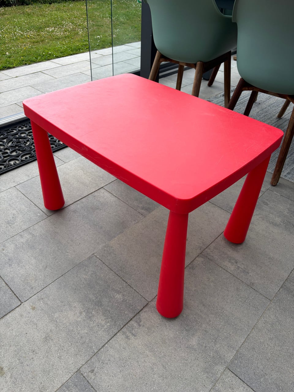 IKEA kindertafel rood met 2 groene stoeltjes