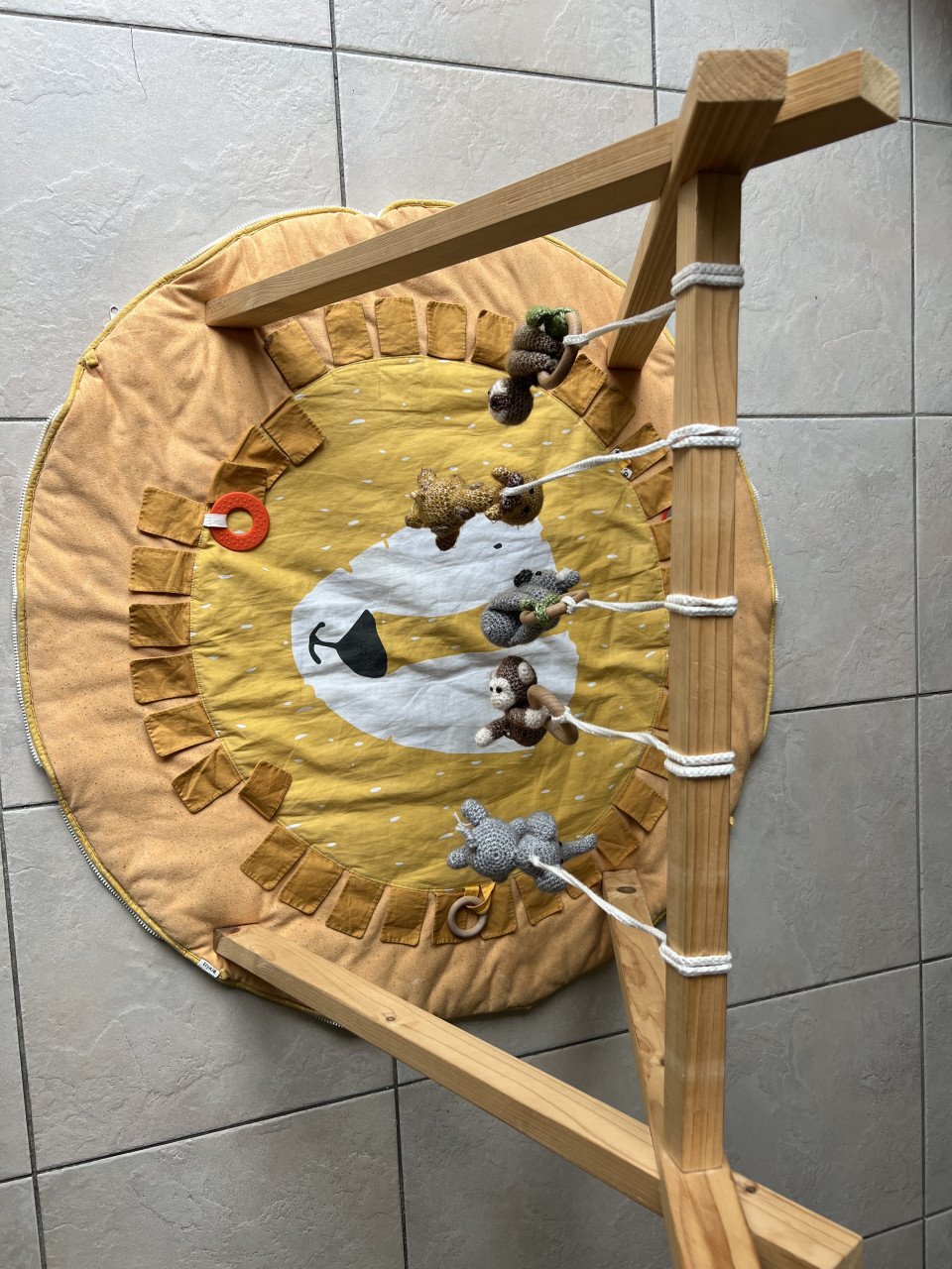 Houten Babygym met Leeuw speelmat van Trixie