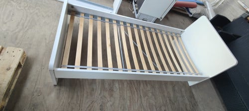 2 witte bedonderstellen/ ledikanten van Ikea(Askvoll serie) met lattenbodem