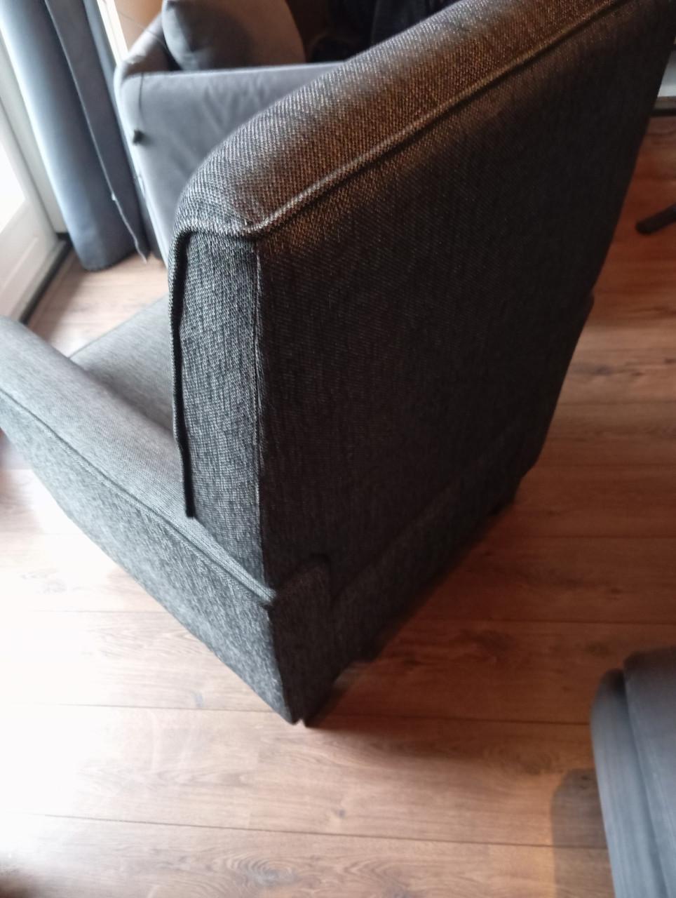 Kasten, fauteuils, lamp, poef, matras