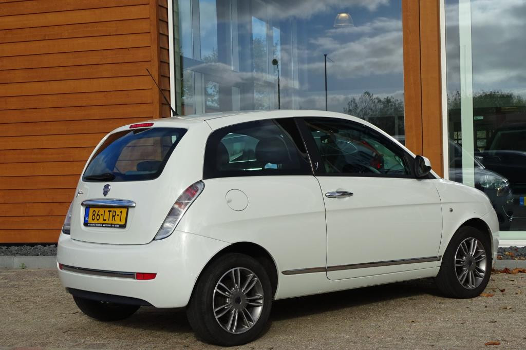 Lancia Y(psilon) 1.2 argento 60-pk 3-drs