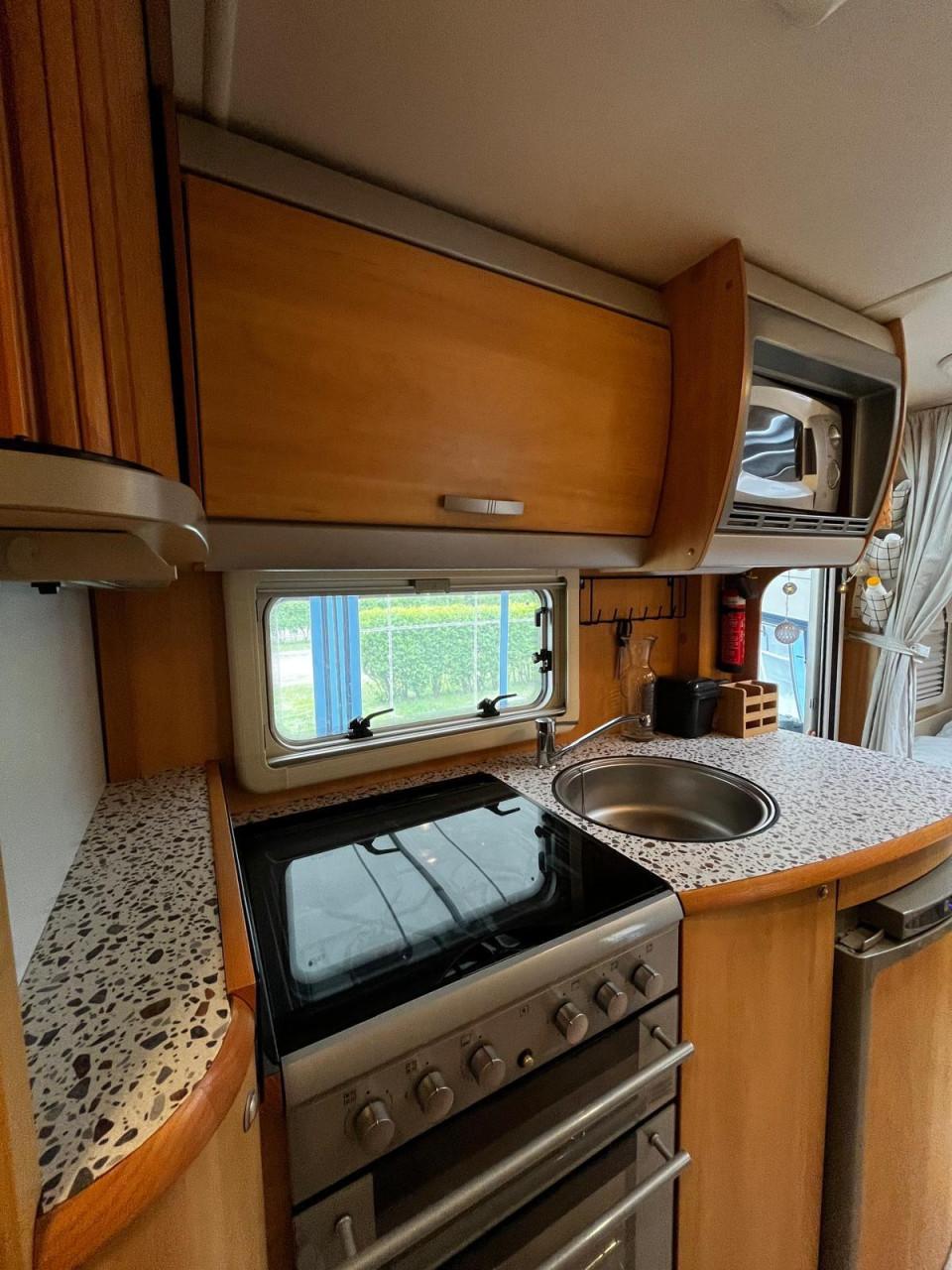 Zeer complete Sterling Eccles Jade caravan uit 2007 met mover en voortent