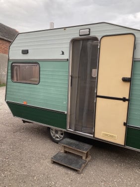 Caravan Chateau met voortent en eigen kenteken!!