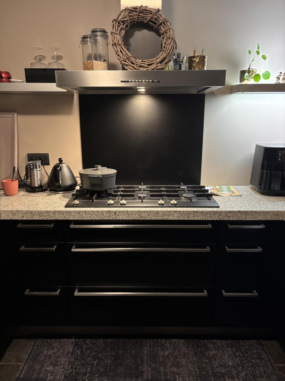 Keuken zwart met stenen werkblad