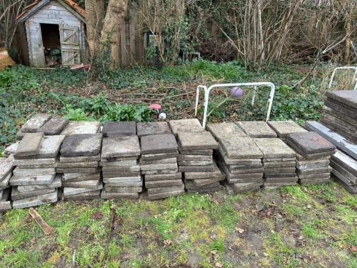 GRATIS 130 stoeptegels, 10 vierkante 50x50 betontegels, grindtegels