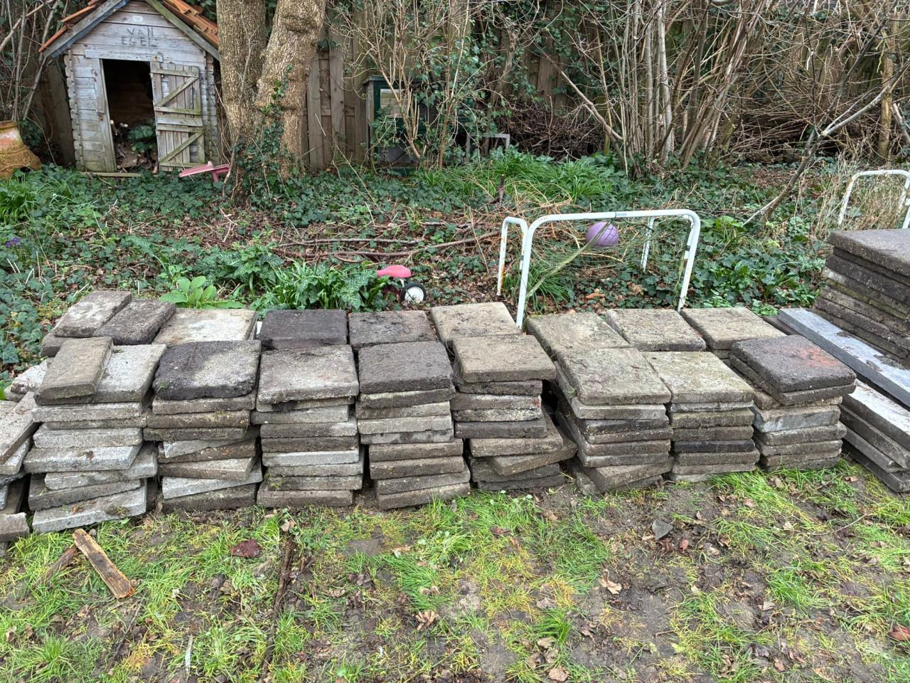 GRATIS 130 stoeptegels, 10 vierkante 50x50 betontegels, grindtegels