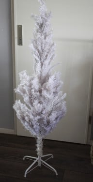 Witte kerstboom hij is 150 cm hoog