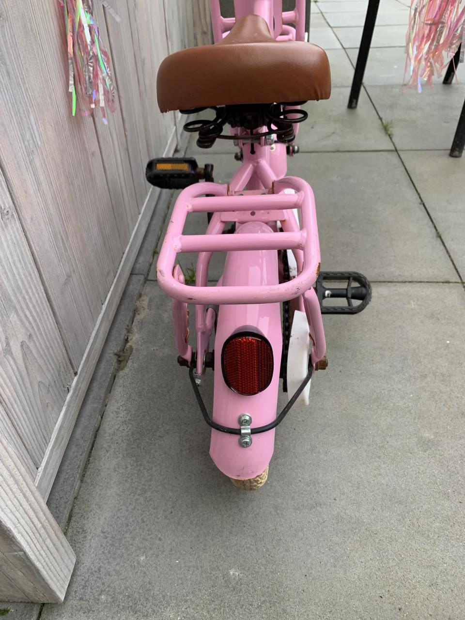 Roze kinderfiets van het merk Liberty met een wielmaat van 12 inch.