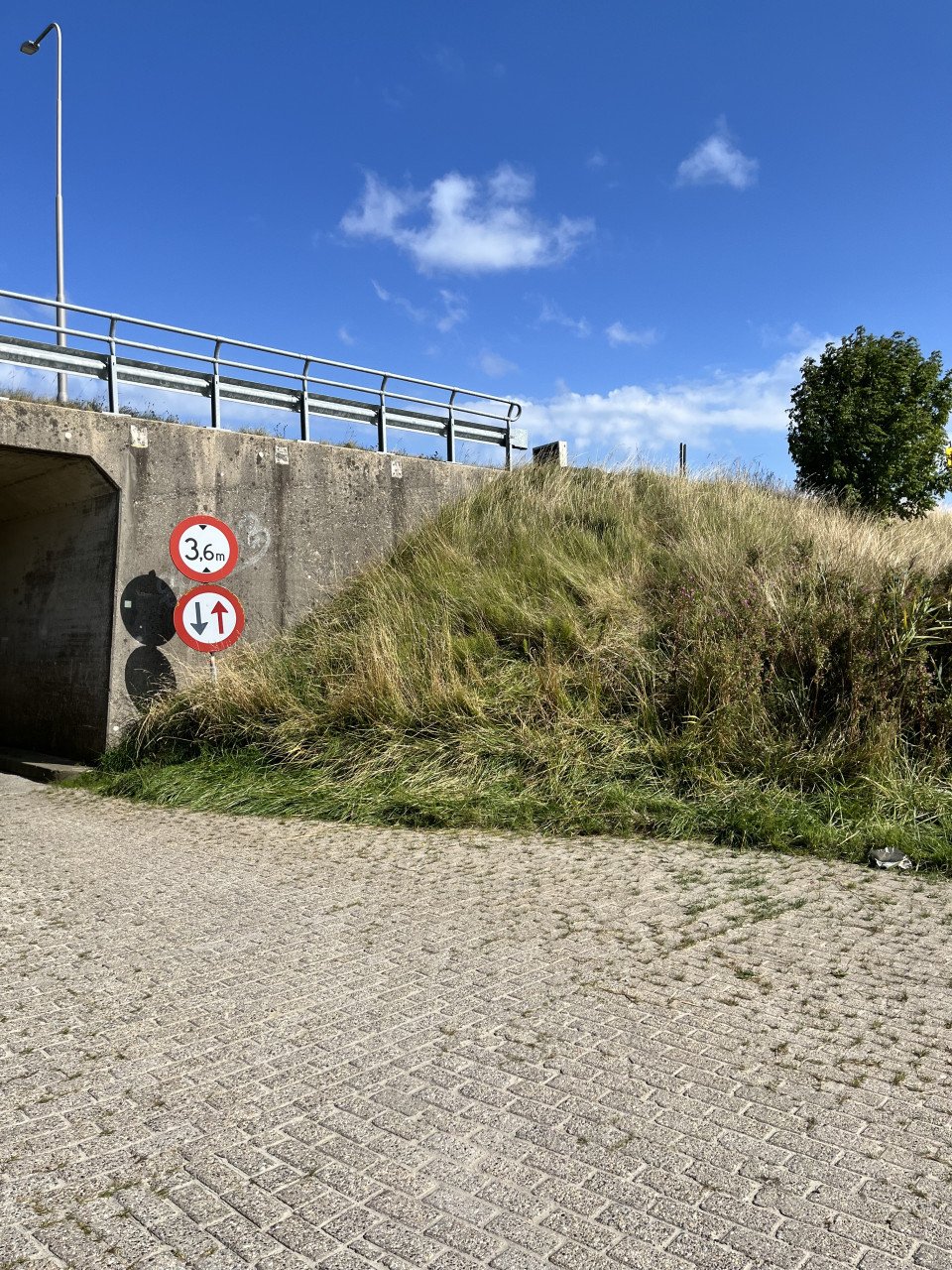 Verloren: Gele brillendoos met bril op fietspad Goes-Kats: