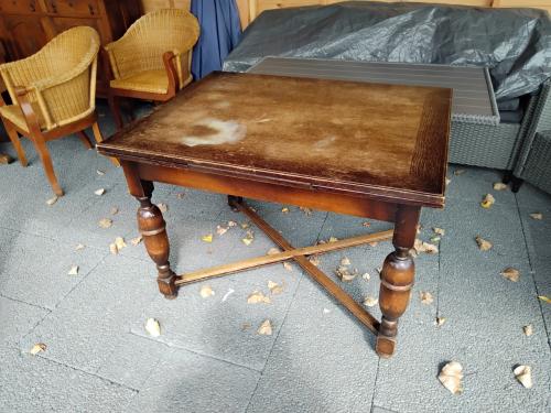 Uitschuifbare antieke tafel