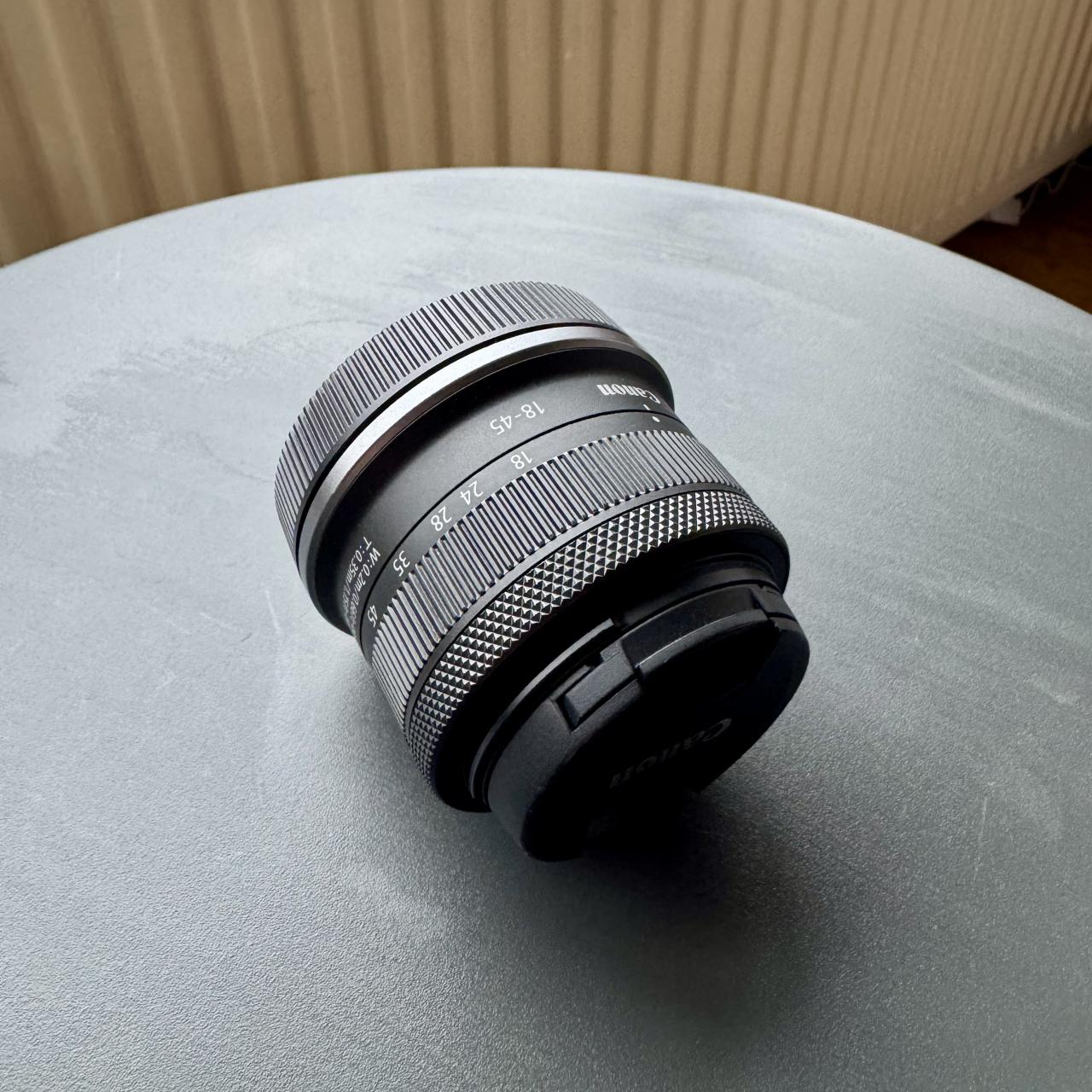 Canon EOS R50 + 2 lenzen + Peak Design camerariem