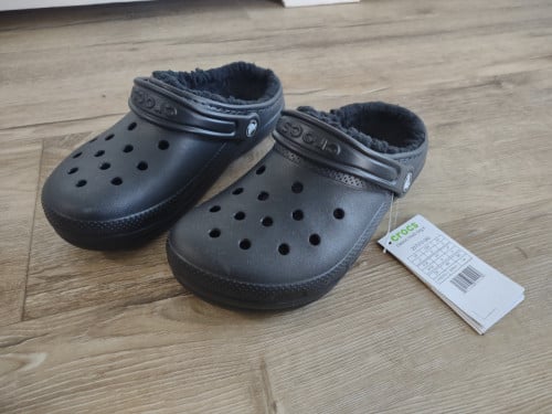 Prachtige nieuwe zwarte Crocs, maat 34/35. Crocs met bontje.