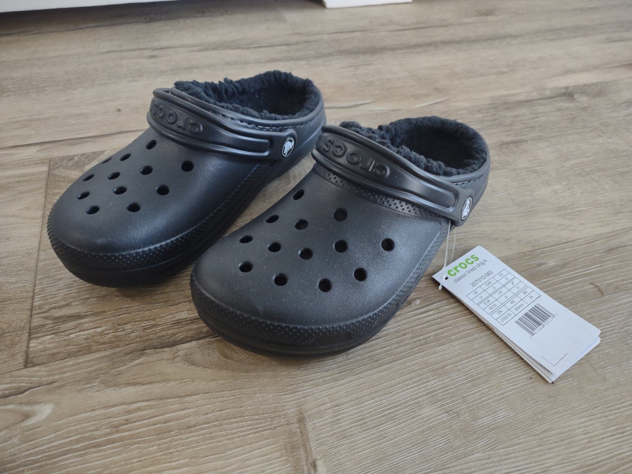Prachtige nieuwe zwarte Crocs, maat 34/35. Crocs met bontje.