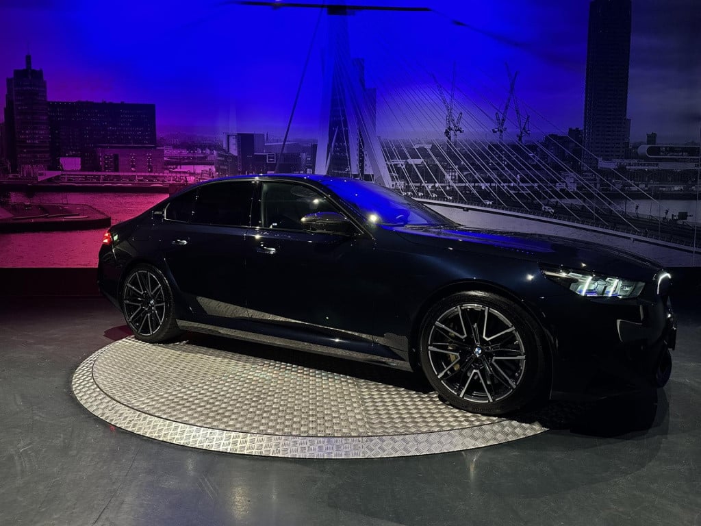 BMW M5 5-serie *limousine v8 m hybrid*carbon extr*b&w*alcantarahemel*nl-aut