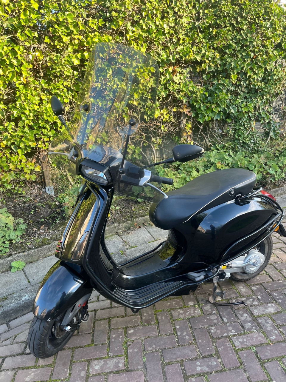 Vespa sprint blauw kenteken brommer scooter