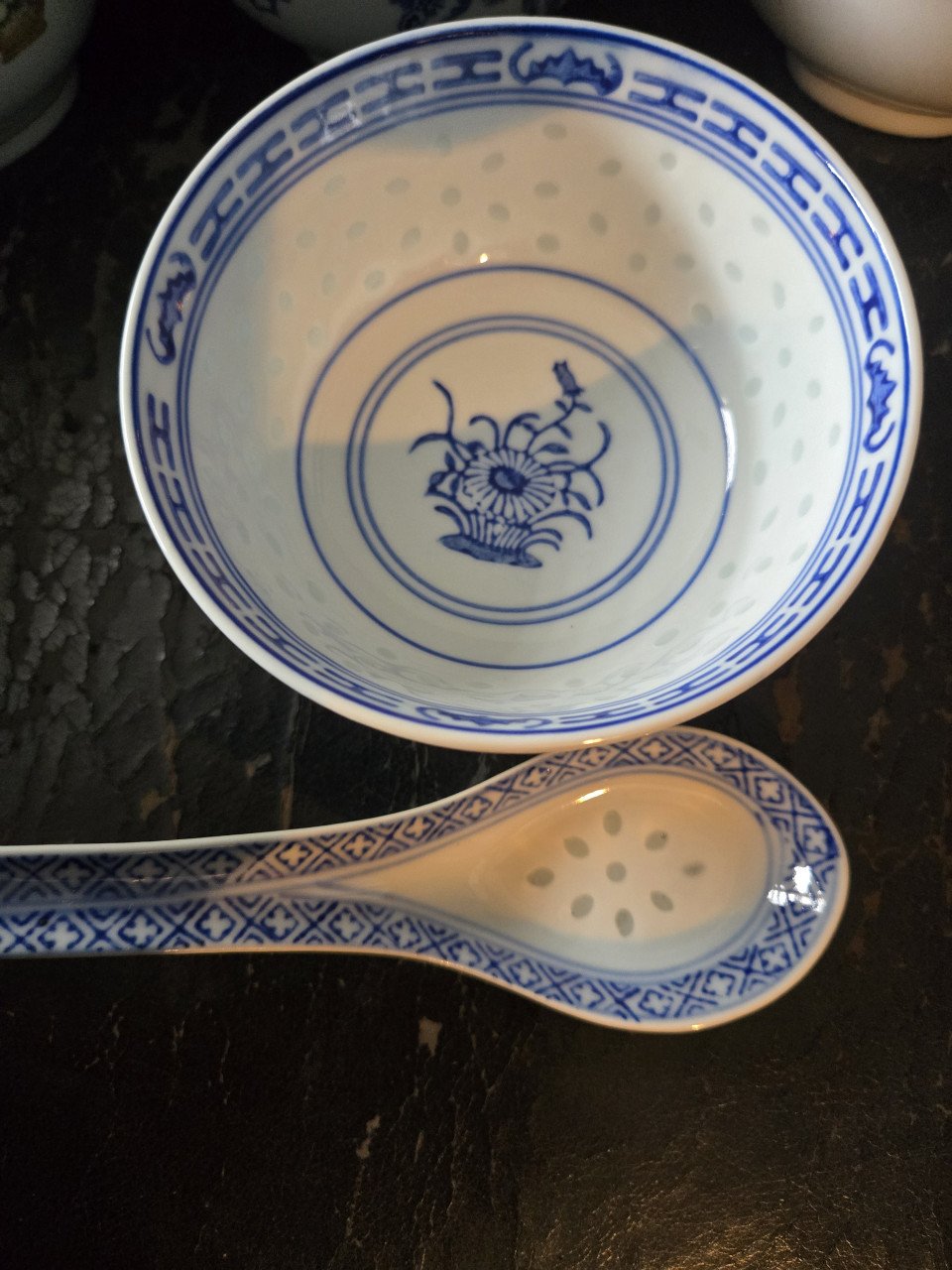 Set van 7 rijstkommen. 6 x 11.5 cm 1 x 9.5 cm doorsnee.