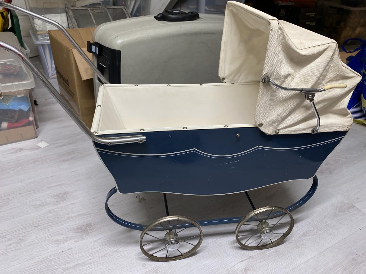 Oude poppenwagen retro