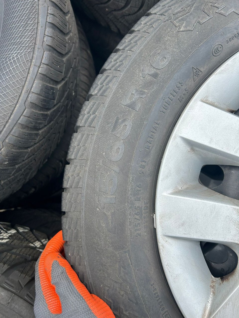 NISSAN STALEN VELGEN MET WIELDOPPEN EN CONTINENTAL CROSSCONTACT BANDEN '16'