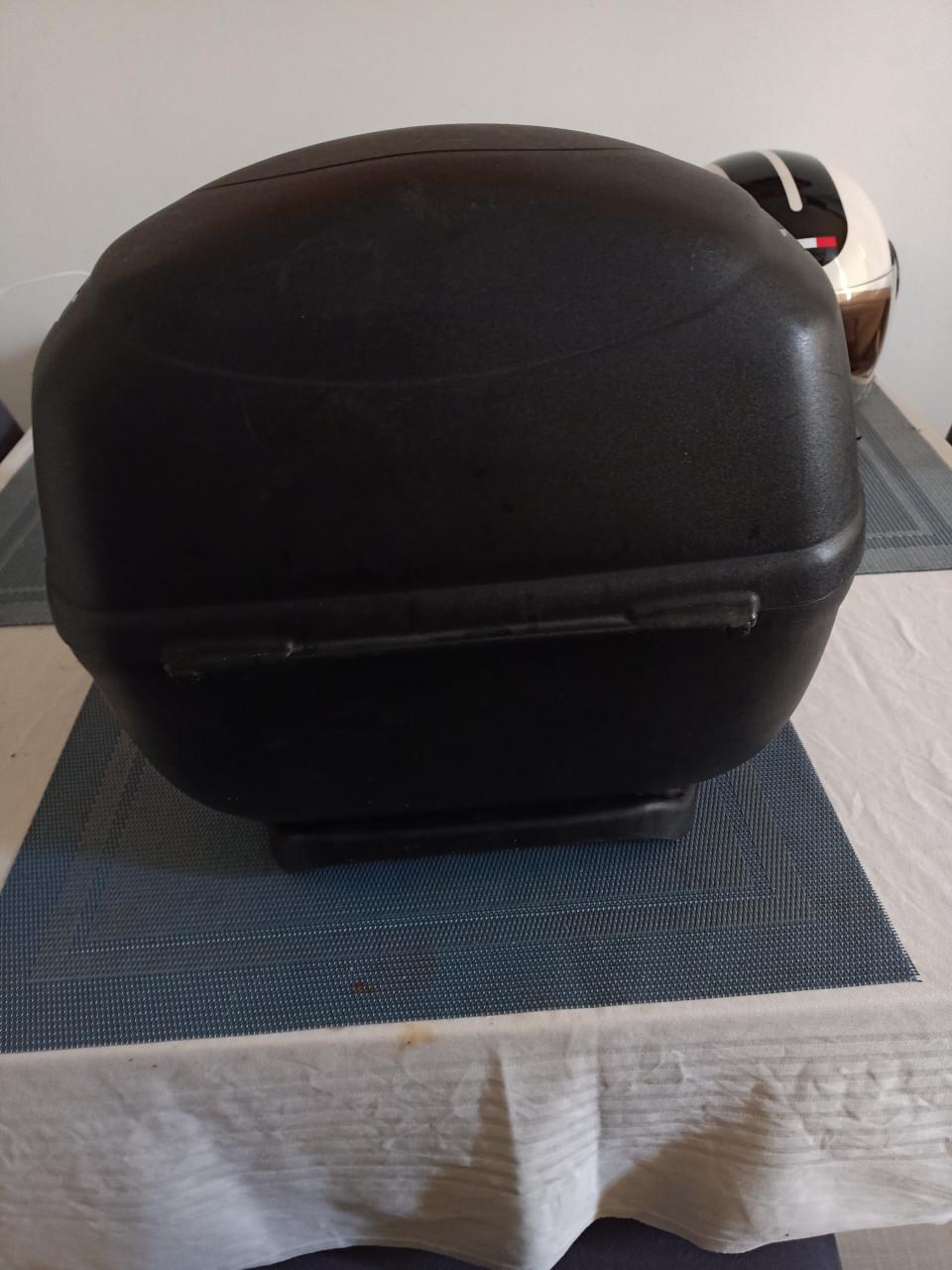 Te koop koffertje voor op een scooter